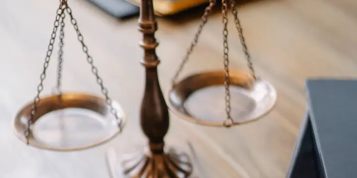 Büro masasında adalet terazisi