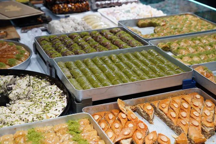 Pastane vitrininde tepsi tepsi baklava